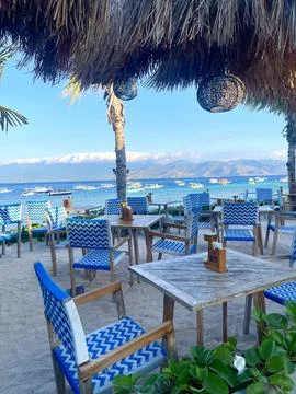 Beachside Restaurant Seating With Ocean View and Tropical Atmosphere Foto stock