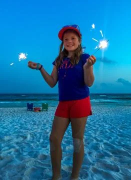 Beachside Sparkler Fun at Dusk 库存照片
