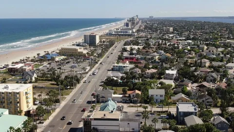 Beachside streets between the ocean and the river in Daytona Beach, Florida Vídeo Stock 104884737