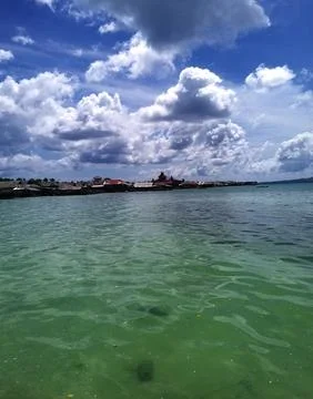 Beachside view during the day under the hot sun Foto stock