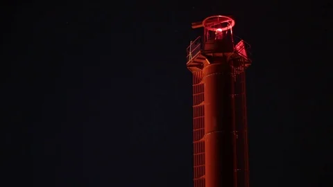 Beacon blinking red in front of the night sky. Video stock 77232610