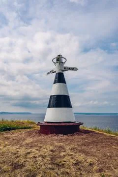 Beacon with the pointer on the hill Foto stock