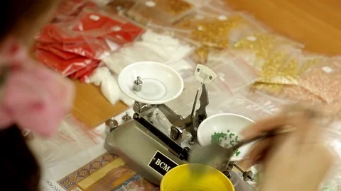 Bead packing hand Vídeos de archivo 69776078