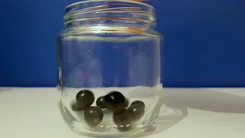 Beads falling into jar 動画素材 128334547