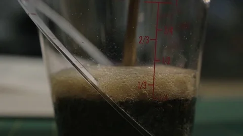 Beaker being filled with Cola 動画素材 84240031