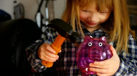 Beaking a piggy bank Vidéo 10861683