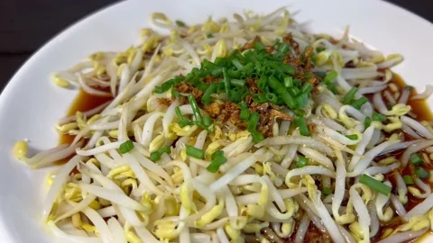 Bean sprouts garnished with spring onion slices and fried garlic 스톡 동영상 173098560