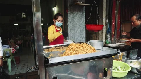 Beans are fried in the street Stock-Footage 132047704