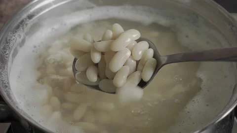 Beans Cooking Process White bean seeds in boiling water in a saucepan. Vídeo Stock 144992431