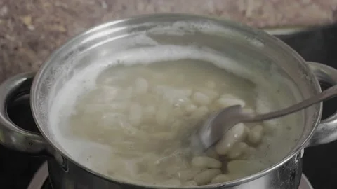 Beans Cooking Process White bean seeds in boiling water in a saucepan Vídeo Stock 145124773