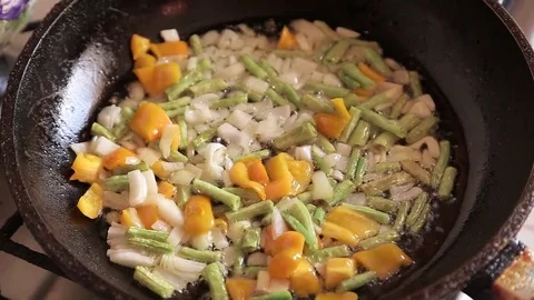 Beans fried with vegetables Vídeo Stock 78808732