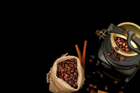 Beans, manual mill on sacking glossy table 스톡 사진