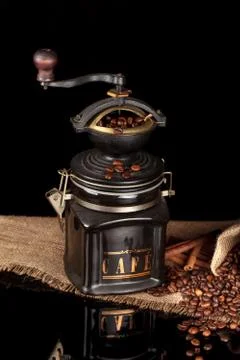 Beans, manual mill on sacking glossy table 库存照片