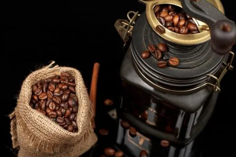 Beans, manual mill on sacking glossy table 스톡 사진