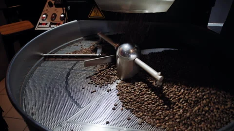 Beans Transfer from Roaster to Spinning Cooling Drum 库存影片 307590864