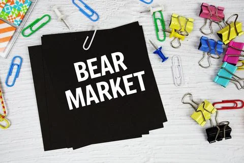 Bear Market text on stick note with stationery on concrete background Foto stock