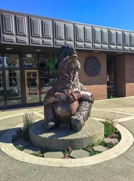 The bear &amp; raven statue Stock Photos