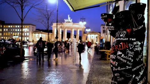The bear the symbol of Berlin with view of the famous gate Video stock 125818468