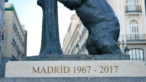 The bear symbol of Madrid. Statue of the Bear and the Strawberry Tree (Oso y el  Stock Footage 112218844