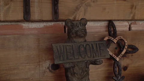 Bear Welcome Sign Stockbeeldmateriaal 154279059