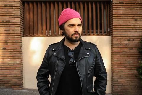 Beard hipster man posing in leather jacket and beanie hat. Outdoor. Fotos de archivo