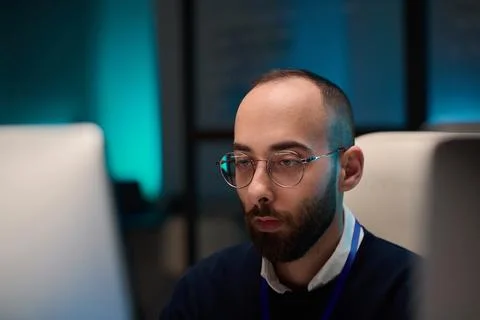 Bearded Computer Programmer Looking at Screen Stock-Fotos