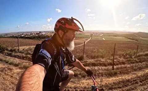 A bearded cyclist with a red helmet Foto stock