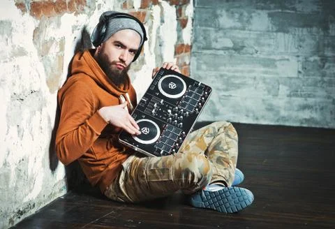 The bearded DJ. The guy in the hat and sneakers. Foto stock
