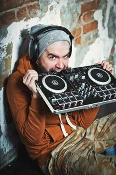 The bearded DJ. The guy in the hat and sneakers. Foto stock