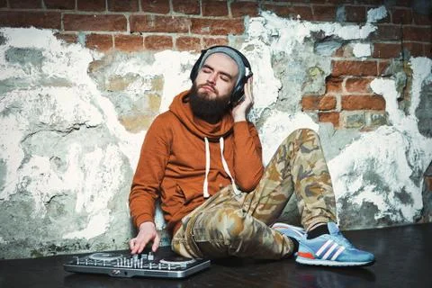 The bearded DJ. The guy in the hat and sneakers. Foto stock
