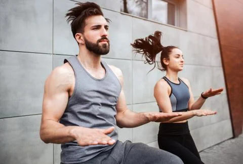 Bearded guy is running on the place without moving forward and touching his h Stockfoto's