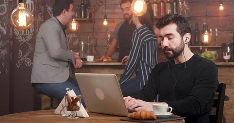 Bearded handsome man working very enthusiastic in a busy coffee shop Video stock 103370061