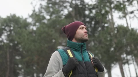 Bearded hiker with a backpack walking in a forest during early morning hours 库存影片 331812261