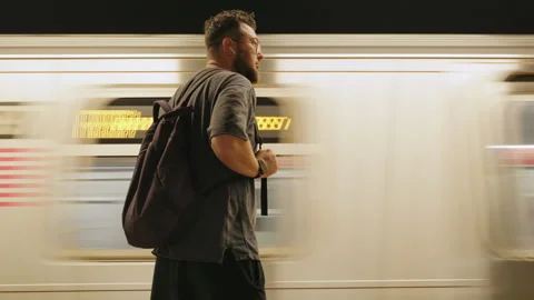 Bearded man with backpack on Lex subway platform in New York City New York USA. Vídeos de archivo 347348518