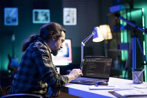 Bearded man coding on digital laptop 库存照片