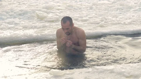 A bearded man dips under freezing cold water. Video stock 85008154