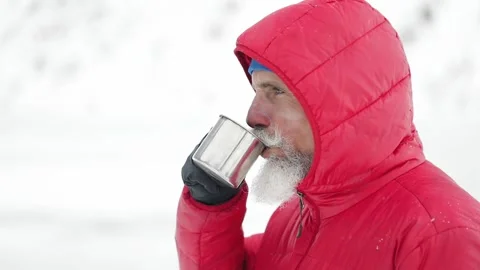Bearded man drink coffee in winter mountains Video stock 164041189