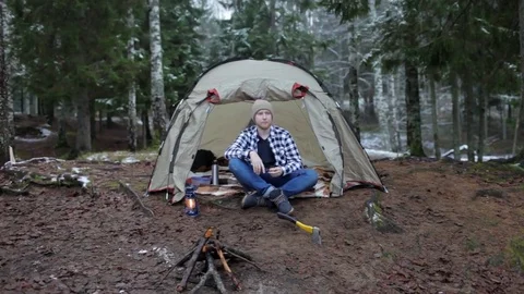 Bearded man drinking tea in a tent in a winter forest 動画素材 83145091