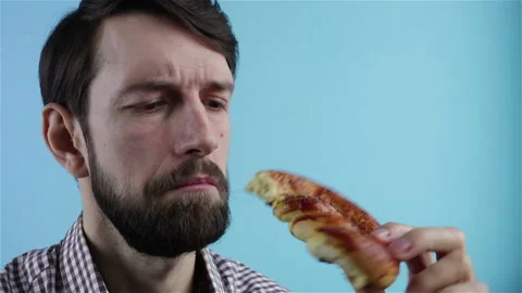 Bearded man eating pretzel close up Vidéo 124682666