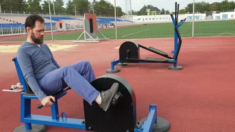The bearded man with the extra weight physical exercises, exercise at the gym in Stock Footage 137702774