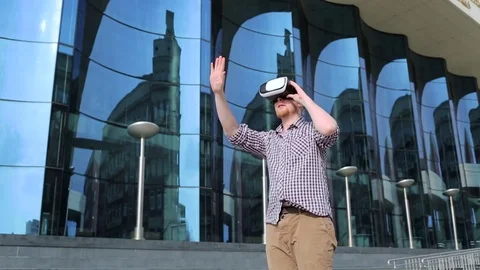A bearded man with glasses virtual reality outdoors Video stock 74445707