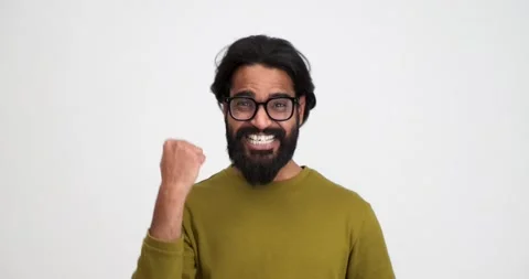 Bearded man with good idea screaming and pumping fists Video stock 239453515