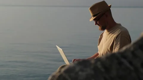 Bearded man in hat working outdoor. Digital nomad and solo travel concept. Vídeos de archivo 261789075