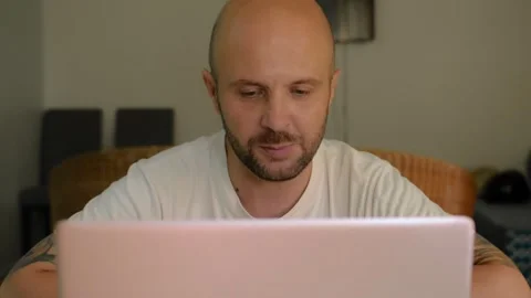 Bearded man at home communicates by video call. Lockdown man works from home. Vídeo Stock 145627166