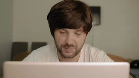 Bearded man at home communicates by video call. Lockdown man works from home. Vídeo Stock 145746473