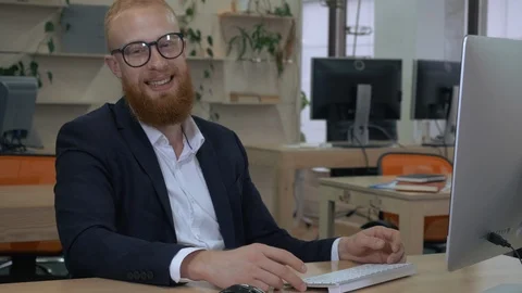 Bearded man laughs in office Video stock 112088156