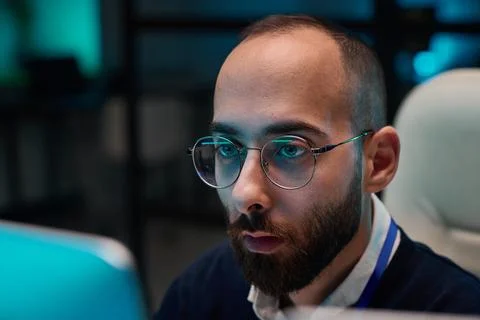 Bearded Man Looking at Computer Screen in Blue Light Stock-Fotos