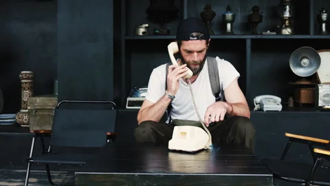 Bearded man making an old fashioned phone call Vídeo Stock 341963839