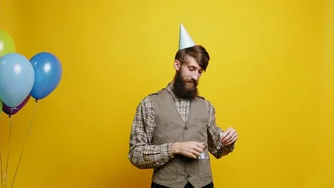 Bearded man in party hat catches dollars Vídeos de archivo 81698513