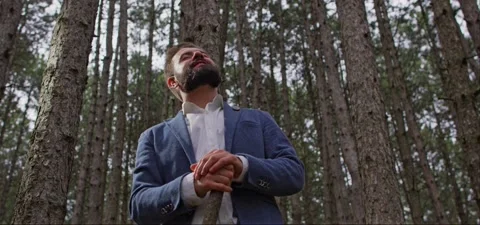 Bearded man in pine forest, walking and breathing fresh air Video stock 140265799